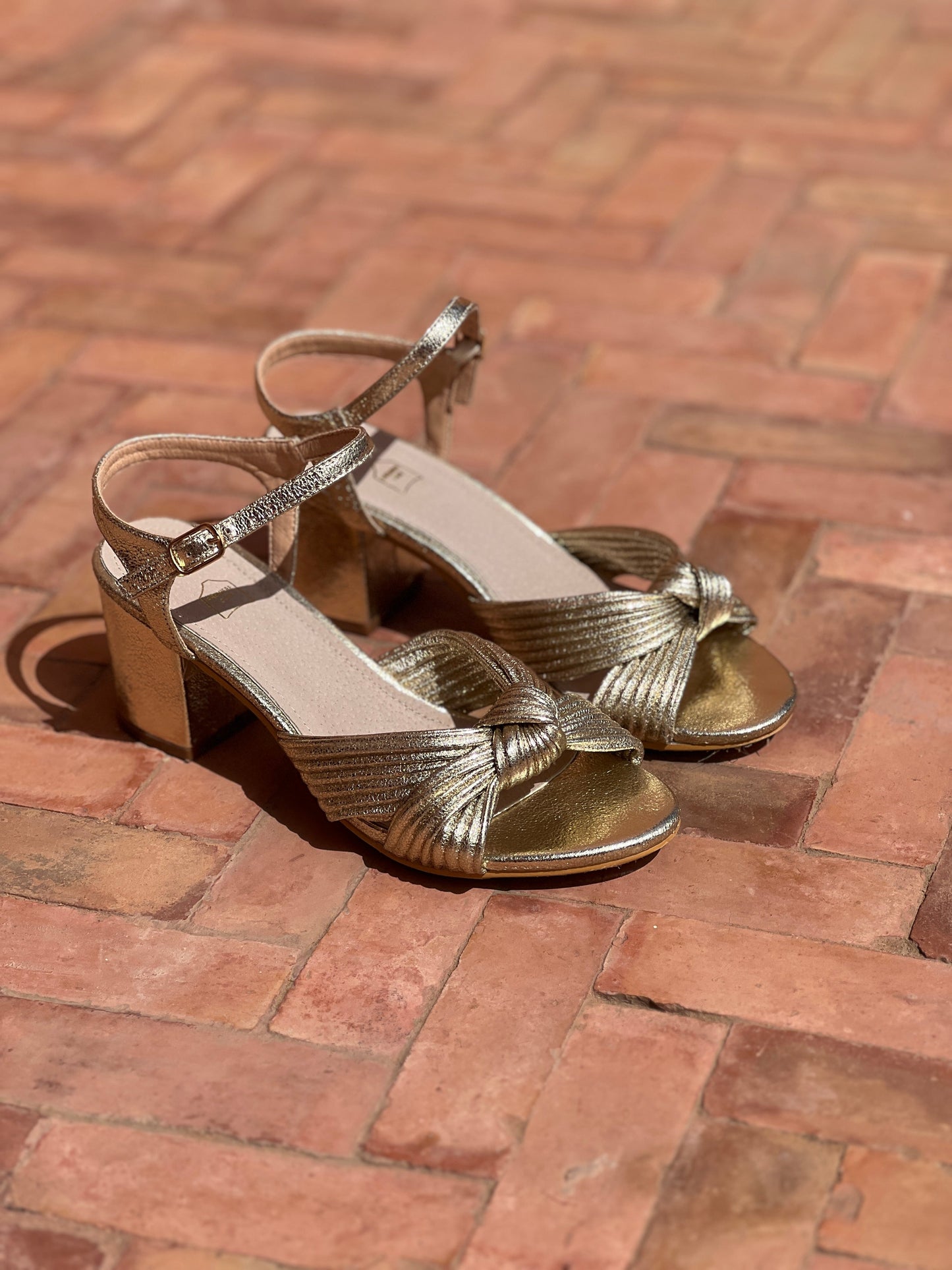 Elise | Elegante gouden sandalen met strikdetail