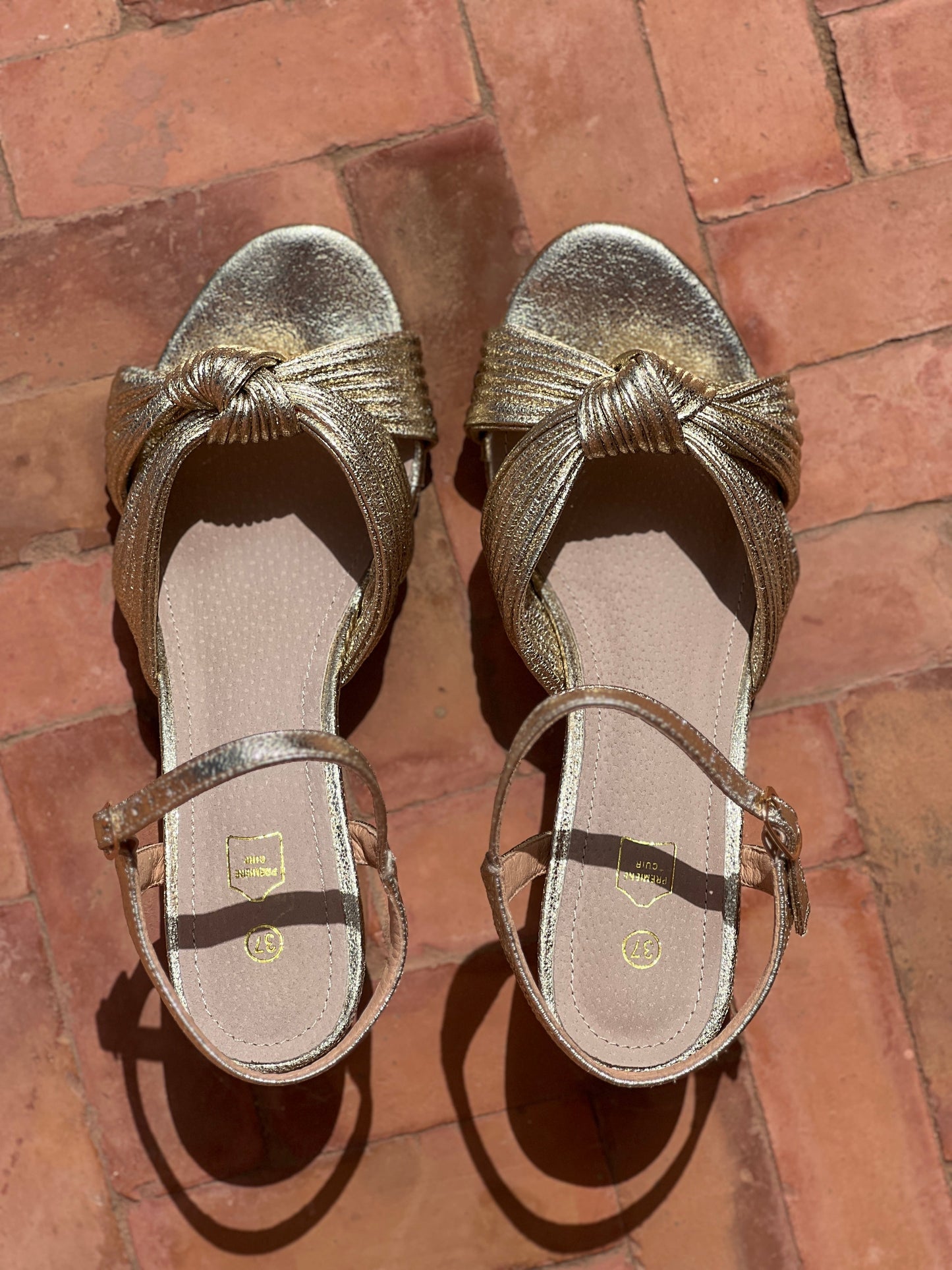 Elise | Elegante gouden sandalen met strikdetail