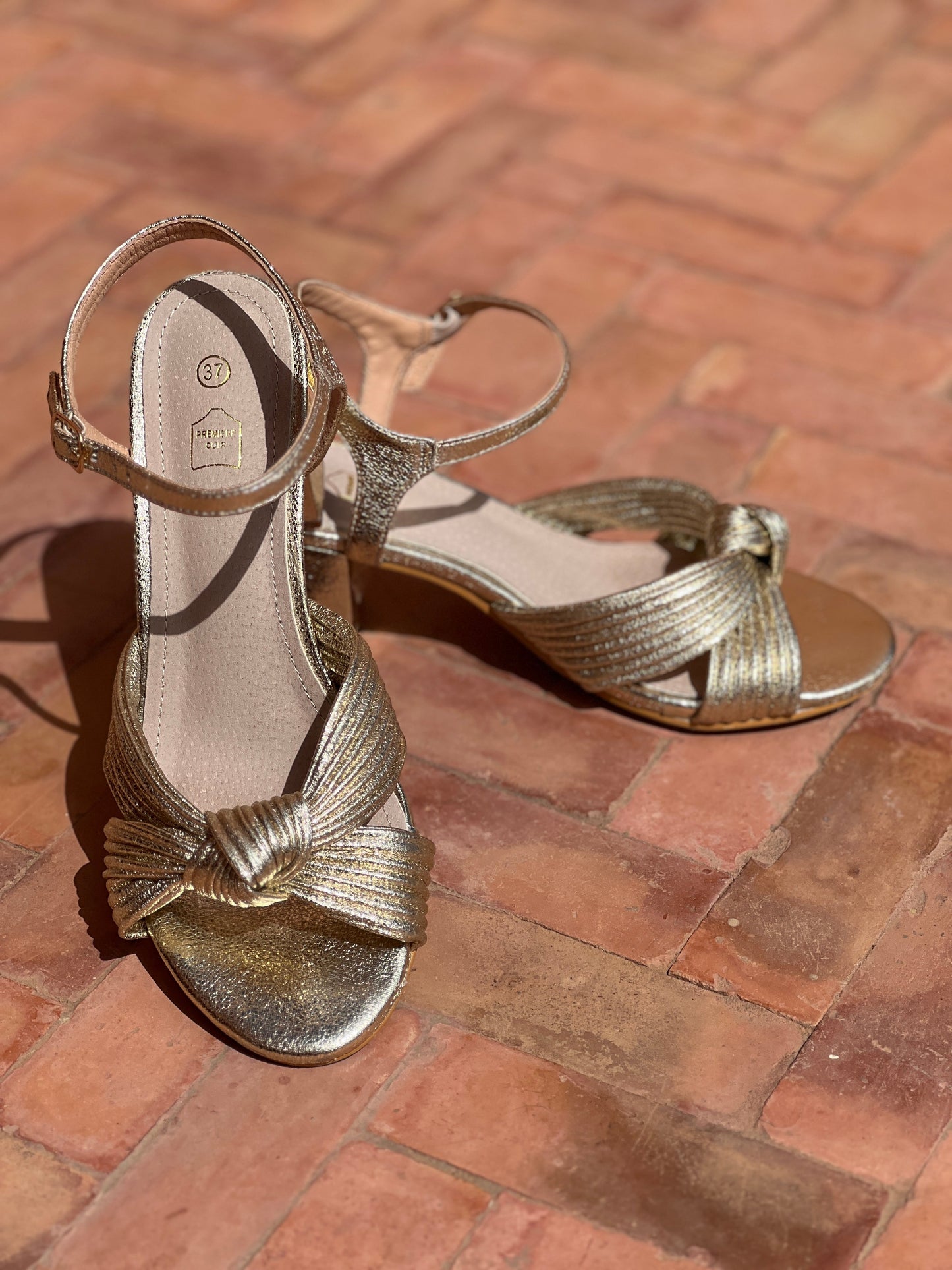 Elise | Elegante gouden sandalen met strikdetail